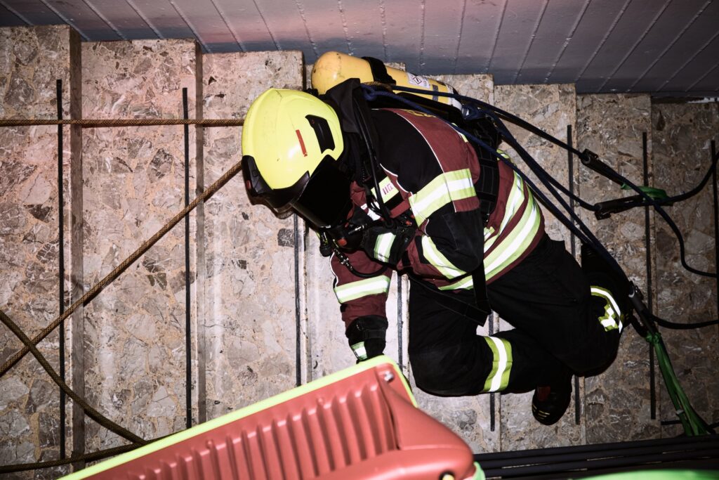 Atemschutzgeräteträger überwindet ein Hindernis