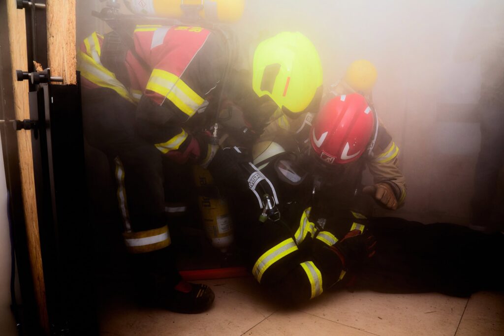 Rettung eines verunfallten Atemschutzgeräteträgers im Rauch